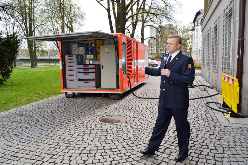  Technik HZS David Jedziniak popisuje funkci mobilního záložního zdroje energie. Foto: R. Stejskal